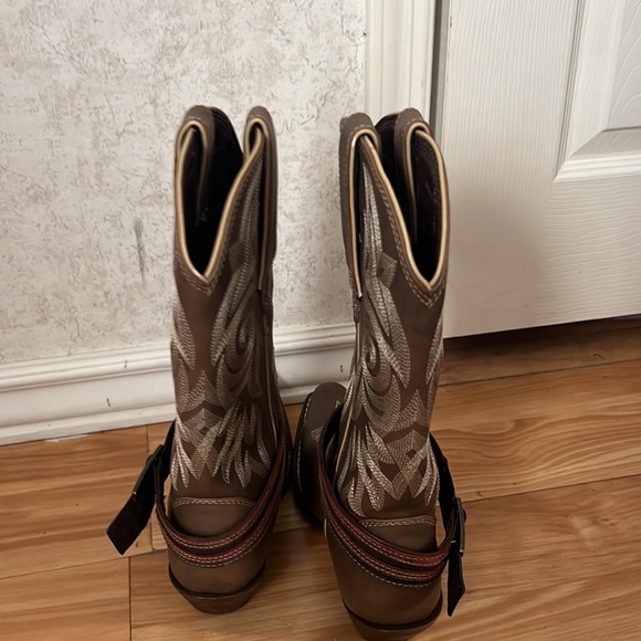 Boots - Picture 4 of 6